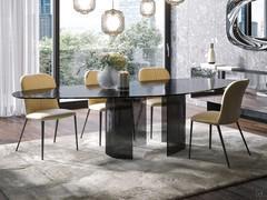 Side consente interessanti soluzioni di design giocando con accostamenti di elementi d'arredo di differenti materiali e finiture
