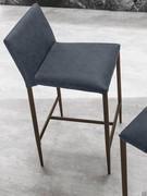 Vista dall'alto dello sgabello con struttura verniciata Depay dove è possibile apprezzare l'ergonomia della seduta e dello schienale imbottiti e i profili fusiformi della struttura metallica (rivestimento e finitura struttura non disponibili)