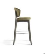 Elegante profilo laterale dello sgabello Atena. Seduta e schienale interno rivestiti in similpelle