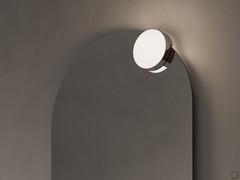 Dettaglio del faretto Solar, uno dei numerosi modelli disponibili per completare e personalizzare la specchiera Sampi