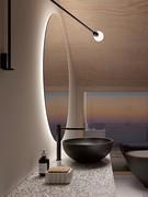 Vista laterale della specchiera da bagno rotonda Circle che mostra l'eleganza dell'illuminazione diffusa propria della retroilluminazione perimetrale con strip Led