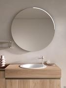 Specchiera da bagno rotonda Circle con illuminazione mediante strip Led su profilo in alluminio. In fase di montaggio il profilo può essere installato con l'angolazione desiderata