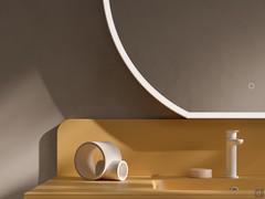 In questo scatto notiamo lo spessore in cui è integrata l'illuminazione LED ed il tasto touch posto direttamente sulla superficie riflettente