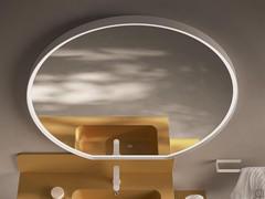 La cornice in laccato bianco ha uno spessore di cm 5. Nella parte interna è integrata l'illuminazione LED perimetrale
