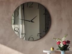 Orologio specchiato Moment di Cattelan, con numeri serigrafati su specchio naturale o fumé