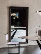 Specchio con cornice rivestita Taxedo nella versione rettangolare a figura intera