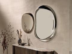Una tipica composizione ottenuta con l'accostamento di due specchi Liquid al di sopra di una credenza