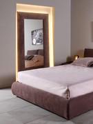 Specchiera Fernando con cornice rivestita e led perimetrale posteriore, qui proposta in abbinamento al letto Astoria nel modello a figura intera da 80 x 190 cm