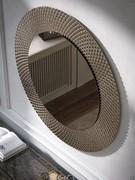 Scorcio dall'alto dello specchio Talete collocato al di sopra di una credenza