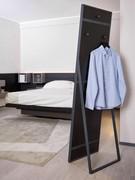 La superficie posteriore dello specchio è dotata di tre ganci appendiabiti che di fatto trasformano questa specchiera in una sorta di servomuto