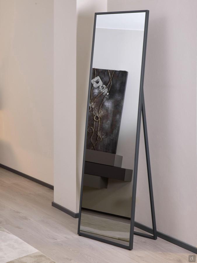 Specchio per camera da letto free standing Stay con struttura e cornice in metallo verniciato grigio ferro e superficie specchiante effetto fumè