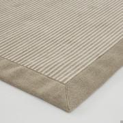 Tappeto Cipro color lino con bordo applicato in lino naturale