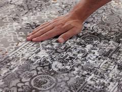 Dettaglio della felpa morbida con moderato effetto scrivente