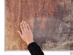 Dettaglio della felpa morbida e consistente con marcato effetto scrivente