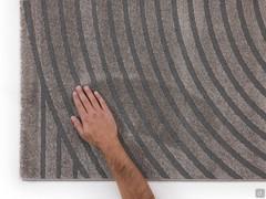 Dettaglio della felpa morbida e consistente con marcato effetto scrivente