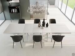 Tavolo allungabile Brett con sole 3 allunghe estratte (350 cm di larghezza). Qui fotografato in versione nobilitato melaminico bianco, con struttura in tinta