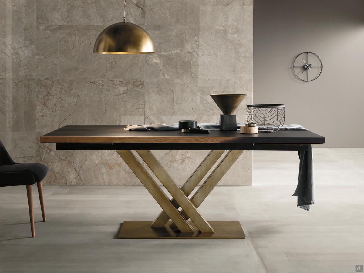 Tavolo Arenas con splendido piano in rovere cotto e basamento in metallo ottone laccato