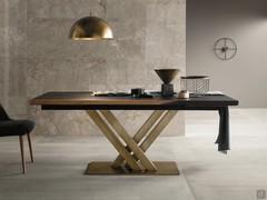 Tavolo Arenas con splendido piano in rovere cotto e basamento in metallo ottone laccato