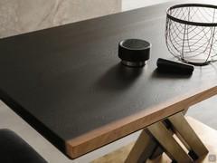 Il piano in rovere cotto trasmette tutte le caratteristiche naturali del legno come nodi e venature. La sfumature chiare del piano, ben visibili sui bordi, mitigano i toni scuri del rovere