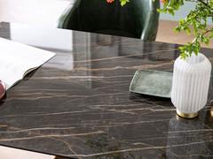 Piano in vetroceramica Noir Desir Lucido. Riflessi chiaro scuri e venature dorate tipiche dell'effetto pietra