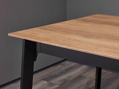 Dettaglio del piano in laminato Cleaf 7N, effetto legno Leccio