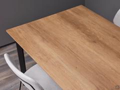 Dettaglio del piano del tavolo Basil in laminato Cleaf 7N Leccio