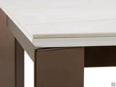 Dettaglio del sottopiano in mdf in colore abbinato al piano in ceramica