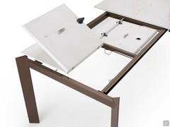 Particolare del sistema telescopico con allunghe a libro, in mdf come il sottopiano in colore abbinato al piano in ceramica