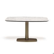 Tavolo Ipanema di Cattelan proposto anche in due dimensioni con piano a botte, struttura metallo goffrato titanio con piano Marmo Calacatta (finitura piano non disponibile)