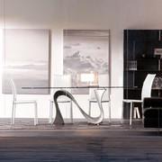 Tavolo con basamento centrale sinuoso Melt realizzato in resina Baydur