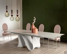 Tavolo allungabile Wave con piano in ceramica bianca e basamento centrale in Baydur bianco lucido (finitura binari di allunga non disponibile)