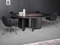 Tavolo con base centrale di design Mellow di Bonaldo nella versione rotonda con inserto ceramico centrale