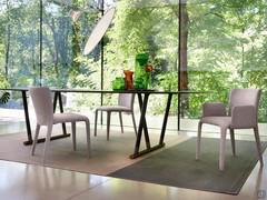 Particolare della struttura del tavolo rettangolare Timber con coppia di gambe a cavalletto rovesciato