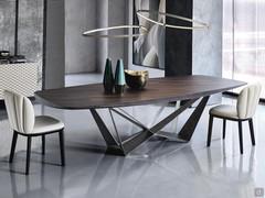 Tavolo Skorpio di Cattelan con piano in rovere bruciato, lavorazione Masterwood