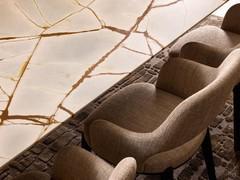 Tavolo Lewis in marmo Blue Island accompagnato alle poltroncine imbottite Turner