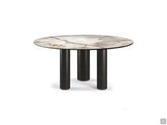 Tavolo Roll di Cattelan nel formato rotondo cm Ø158, con piano in ceramica Keramik Alabastro in appoggio su tre gambe metallo goffrato nero