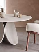Tavolo Maxime con basamento in argilla spatolata e piano dello stesso materiale, per un complemento realizzato interamente nello stesso materiale e finitura