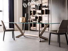 Tavolo Planer di Cattelan nella versione con piano in vetro trasparente e basamento in metallo goffrato