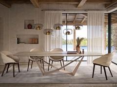Tavolo Skorpio con base in metallo verniciato Pearl e piano in Keramik KM21 Colosseo effetto travertino