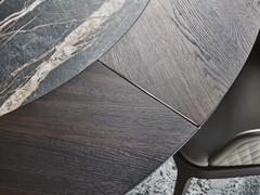 Dettaglio del piano in legno e pietra Keramik sul tavolo Skorpio rotondo con inserto centrale ceramico
