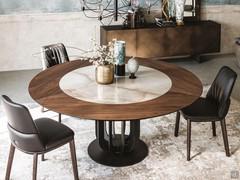 Perfetto abbinamento materico per il piano del tavolo in legno con inserto in ceramica Soho di Cattelan