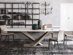Tavolo con struttura incrociata Stratos di Cattelan con piano a botte in ceramica Keramik effetto marmo