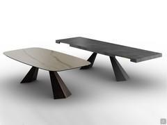 Tavolo Shore in due versioni: a sinistra con piano a botte in ceramica opaca calacatta oro e basamento in metallo verniciato brushed bronzo, a destra con piano rettangolare spessore cm 8 in melaminico cemento spazzolato grigio scuro