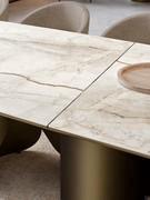 Particolare del piano XL in ceramica, diviso in due parti distinte separate da un sottile inserto in metallo cromato nero