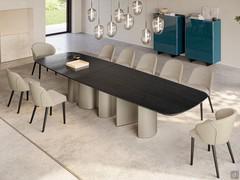 Imponenete piano in legno essenza frassino nero con basamento in metallo verniciato titanio. Dimensione ideale per ospitare comodamente fino a 12 commensali