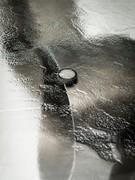 La trasparenza del cristallo crea un particolare gioco di riflessi chiaro / scuri. L'effetto superficiale del piano simula un "movimento liquido"