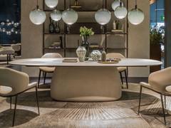 Tavolo Botero in ceramica, nella versione con piano rettangolare sagomato a botte