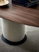 Particolare del piano in legno essenza "U", con particolare lavorazione a saponetta dagli spigoli arrotondati