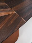 Dettaglio del piano in legno essenza di tipo "Y", con inserti in Noce Canaletto massello a contrastare l'impiallacciatura in RB Rovere Bruciato. In caso di piano in Noce, saranno gli inserti a essere in RB Rovere Bruciato