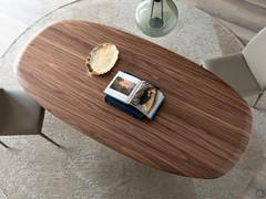 Vista superiore del tavolo Botero nella versione rettangolare sagomata in legno essenza, con bordo a saponetta di tipo "U"